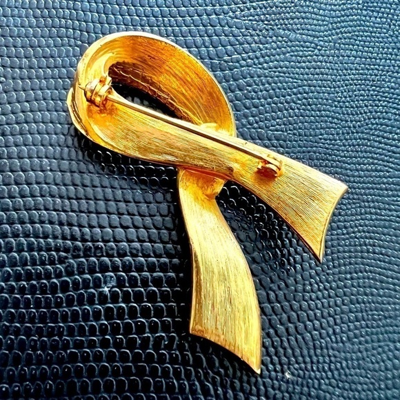 Vintage Ribbon Brooch Pin: A Timeless Gift for Her - Picture 2 of 3